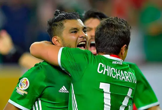 Corona y Hernández celebran un gol en 2016.