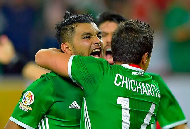 Corona y Hern&aacute;ndez celebran un gol en 2016.