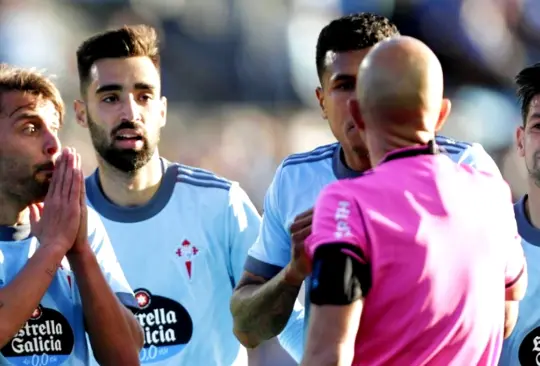 Los jugadores de Celta reclamaron al árbitro Los jugadores de Celta reclamaron al árbitro
