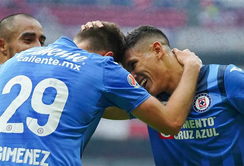 Antuna y Gim&eacute;nez celebran el gol de Cruz Azul.