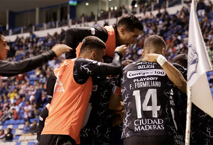 Necaxa celebra el triunfo ante Puebla.