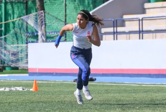 Eleisa Santos en entrenamiento con Cruz Azul Femenil.