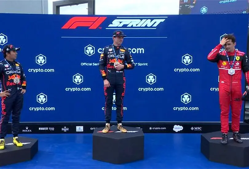 Checo, Verstappen y Leclerc en el mini podio