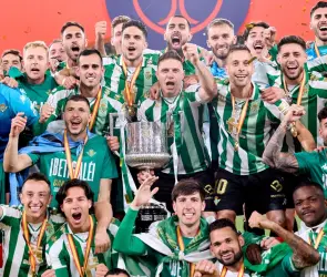 Guardado y Lainez son campeones de Copa del Rey con Betis