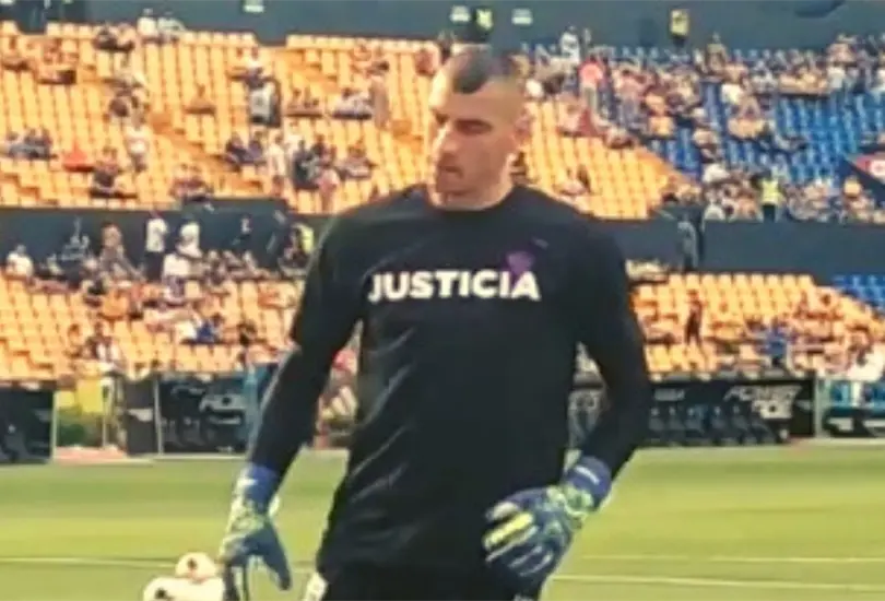 El portero argentino utiliz&oacute; una playera negra, la cual ten&iacute;a un mo&ntilde;o morado. 