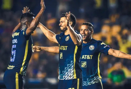 Henry Martín celebra su gol junto a Pedro Aquino.