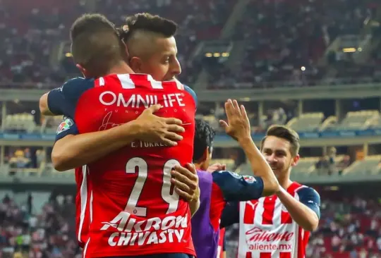 Roberto Alvarado celebra el segundo gol del partido, mismo que fue de su autoría.