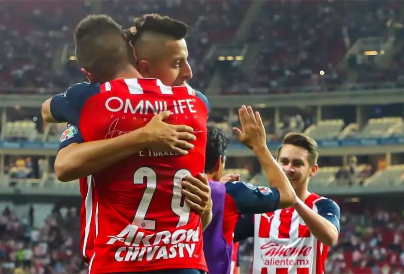 Roberto Alvarado celebra el segundo gol del partido, mismo que fue de su autor&iacute;a.