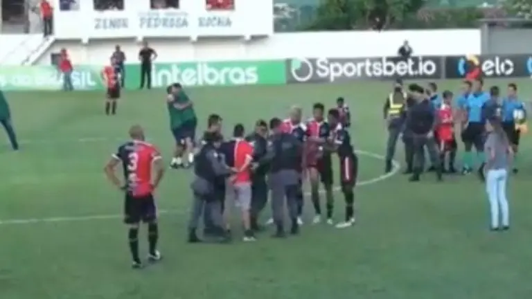 El aficionado se metió a la cancha para agredir al árbitro. Foto: Captura de pantalla.