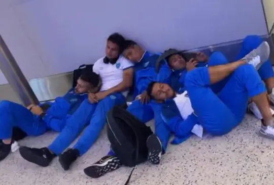 Los guatemaltecos durmieron en el aeropuerto