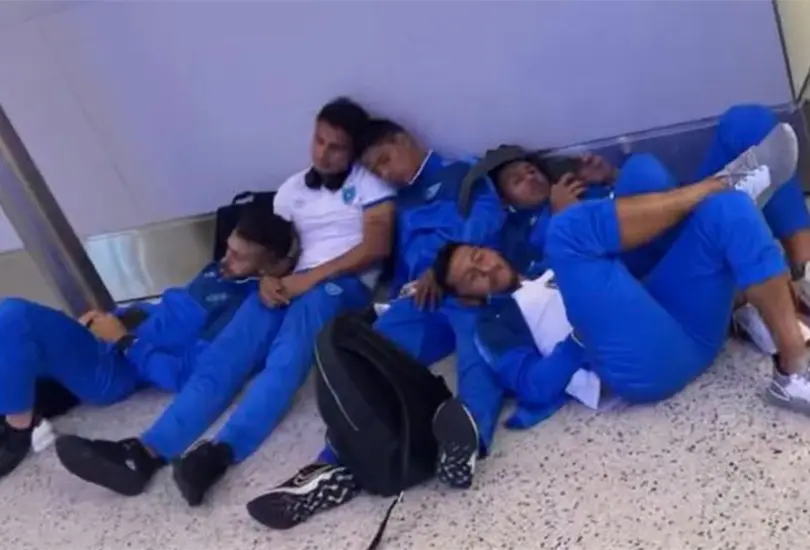 Los guatemaltecos durmieron en el aeropuerto Los guatemaltecos durmieron en el aeropuerto