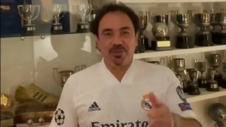 Hugo Sánchez portando la camiseta del Real Madrid