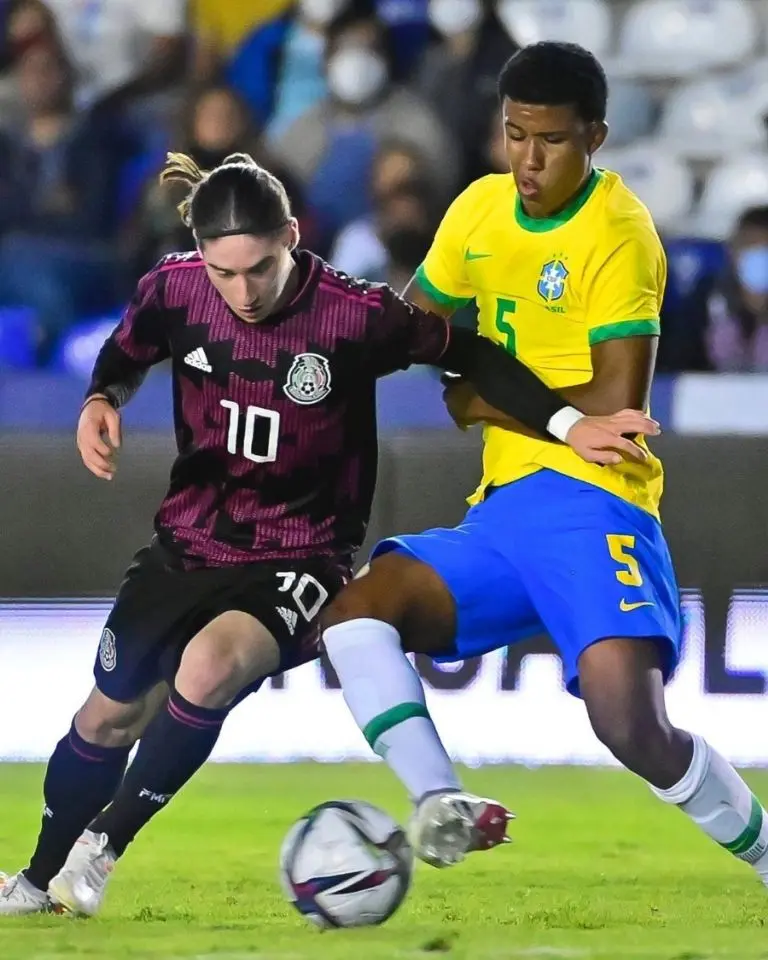 Marcelo Flores ya es habitual en las convocatorias de categorías inferiores del Tri. (@10marceloflores)