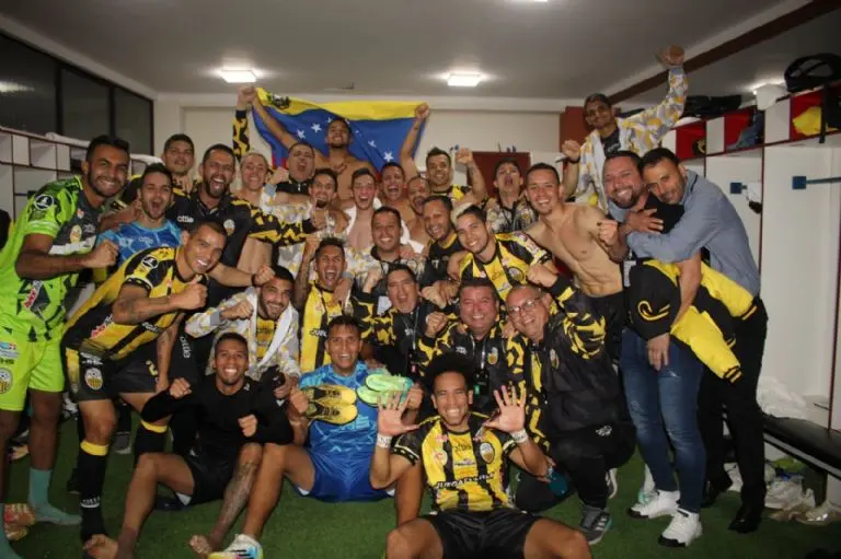 Futbolistas del Deportivo Táchira festejan en el vestidor - @DvoTachira