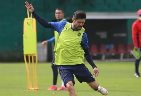 Oribe Peralta en un entrenamiento con Chivas