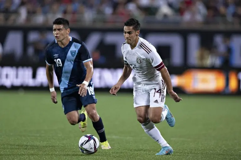 Erick Aguirre controla el balón ante la marca guatemalteca - miseleccion.mx