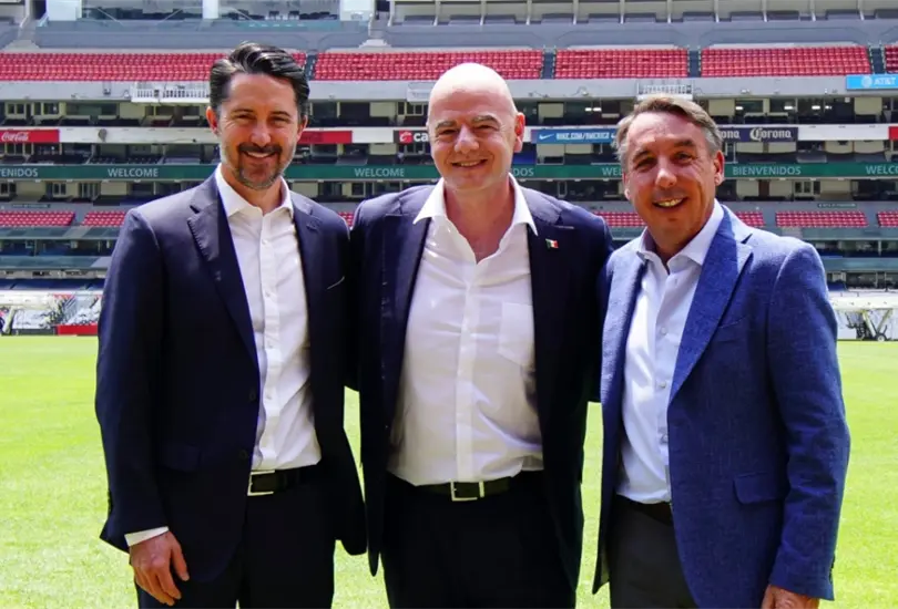 Gianni Infantino visit&oacute; el Estadio Azteca en compa&ntilde;&iacute;a de Yon de Luisa y Emilio Azc&aacute;rraga.