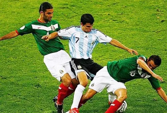 Javier Conejito Saviola disputa una pelota con Rafa Márquez en Alemania 2006