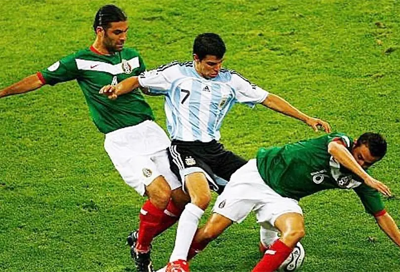 Javier Conejito Saviola disputa una pelota con Rafa M&aacute;rquez en Alemania 2006