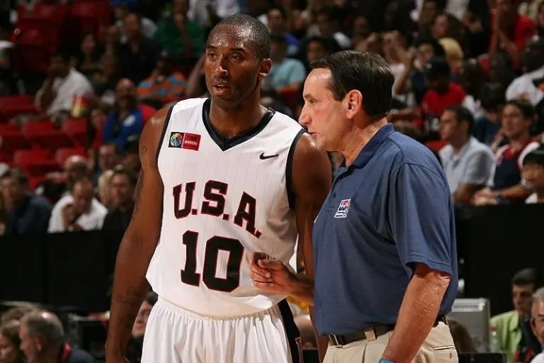 Mike Krzyzewski plática con Kobe Bryant - Twitter @usabasketball