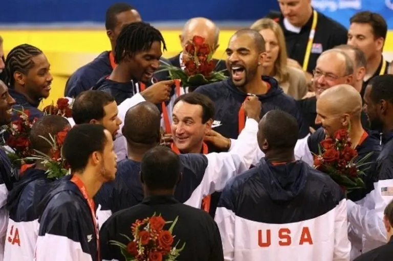 Jugadores de EU celebran con Mike Krzyzewski tras ganar oro en Beijing 2008 - Facebook USA Basketball