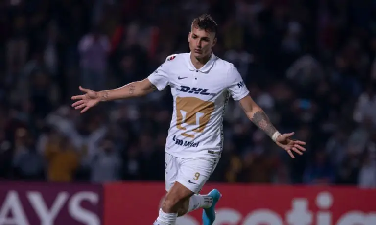 Dinenno ha sido la máxima figura de Pumas. Galería Referee
