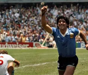Hija de Maradona frena subasta por playera de su padre; asegura no es aut&eacute;ntica