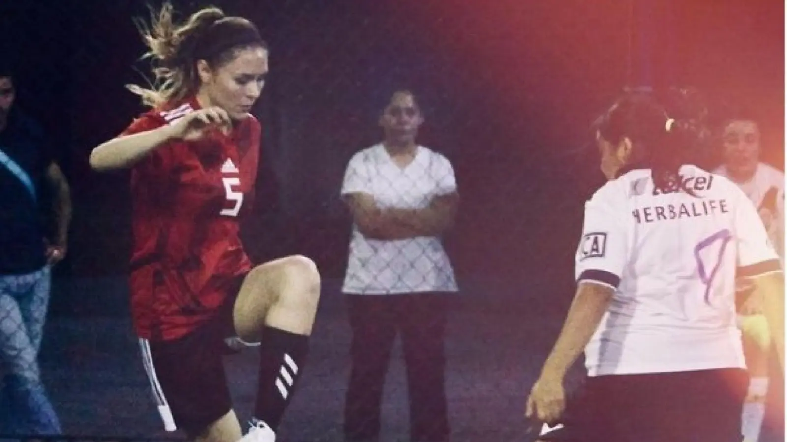 No sólo le apasiona ver los partidos de futbol, también le gusta jugar con el balón.