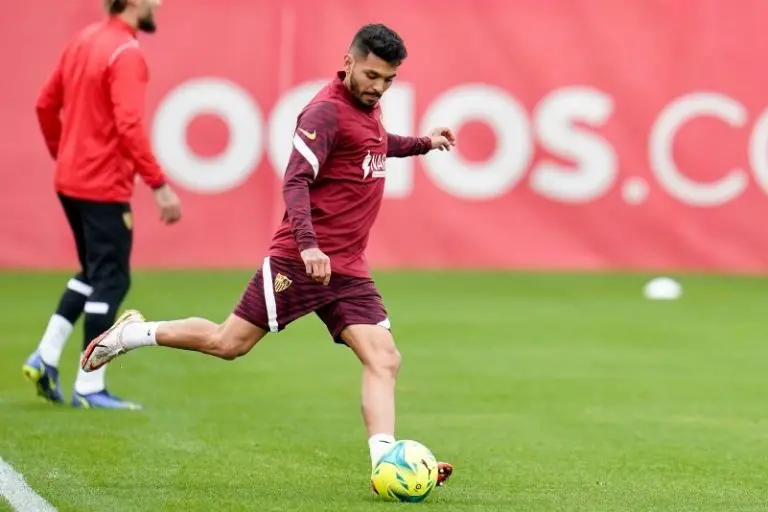 Tecatito Corona ha tenido buenas actuaciones con el Sevilla - Twitter @SevillaFC