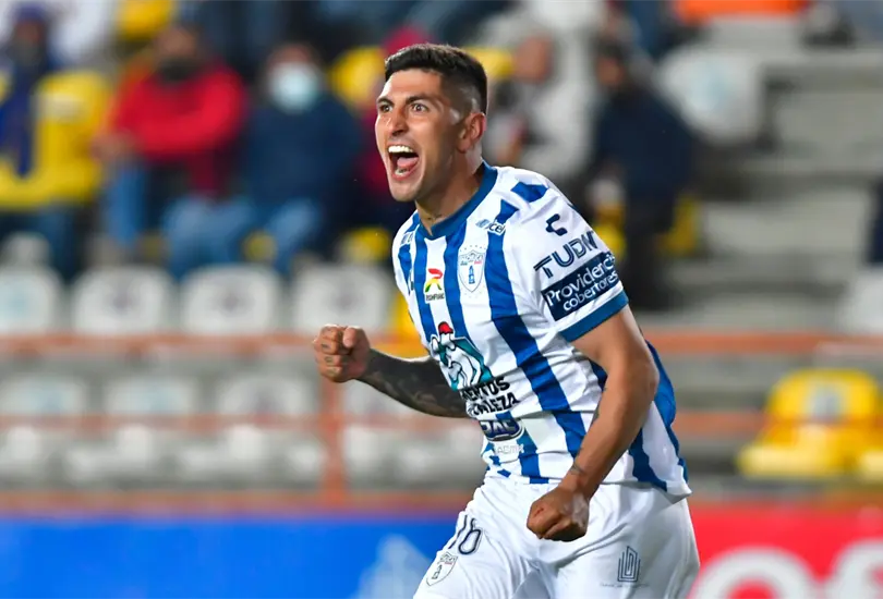 V&iacute;ctor Guzm&aacute;n celebra uno de sus goles.
