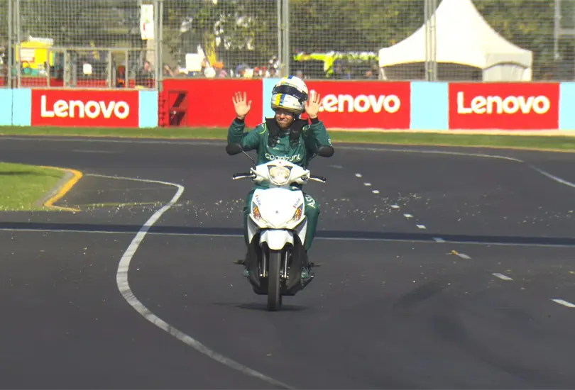 Sebastian Vettel us&oacute; un scooter despu&eacute;s de la pr&aacute;ctica 1 del GP de Australia