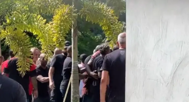 La seguridad del Flamengo intervino para calmar los ánimos. Foto: Captura de pantalla.