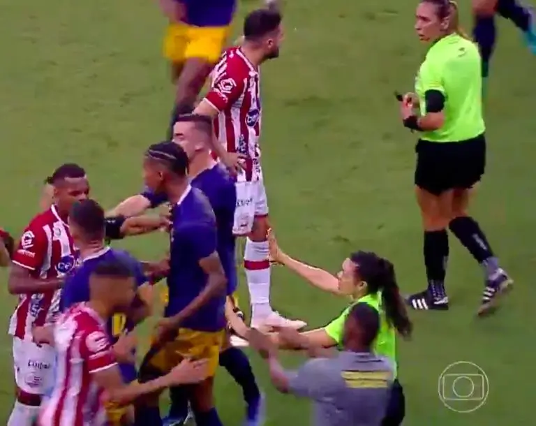 La expulsión desató el desorden en la cancha - Captura de pantalla