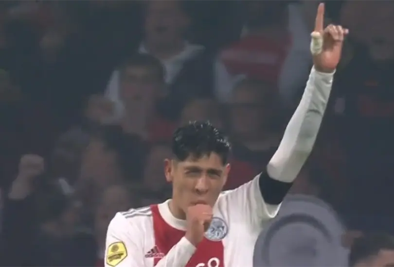 El mexicano cerr&oacute; la goleada del Ajax con un gol a base de puro sacrificio.