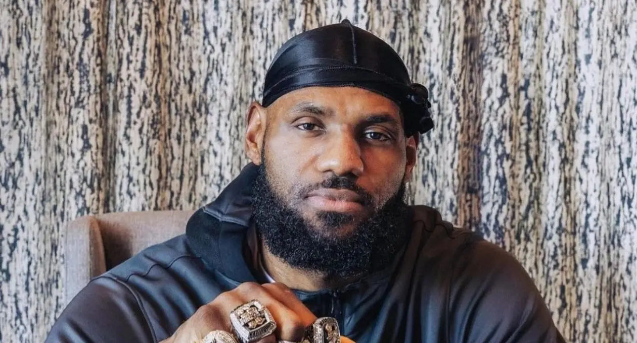 LeBron James, estrella de los Lakers, ocupa en segundo sitio para Forbes, luego de que el basquetbolista cobra 121 millones de dólares al año.