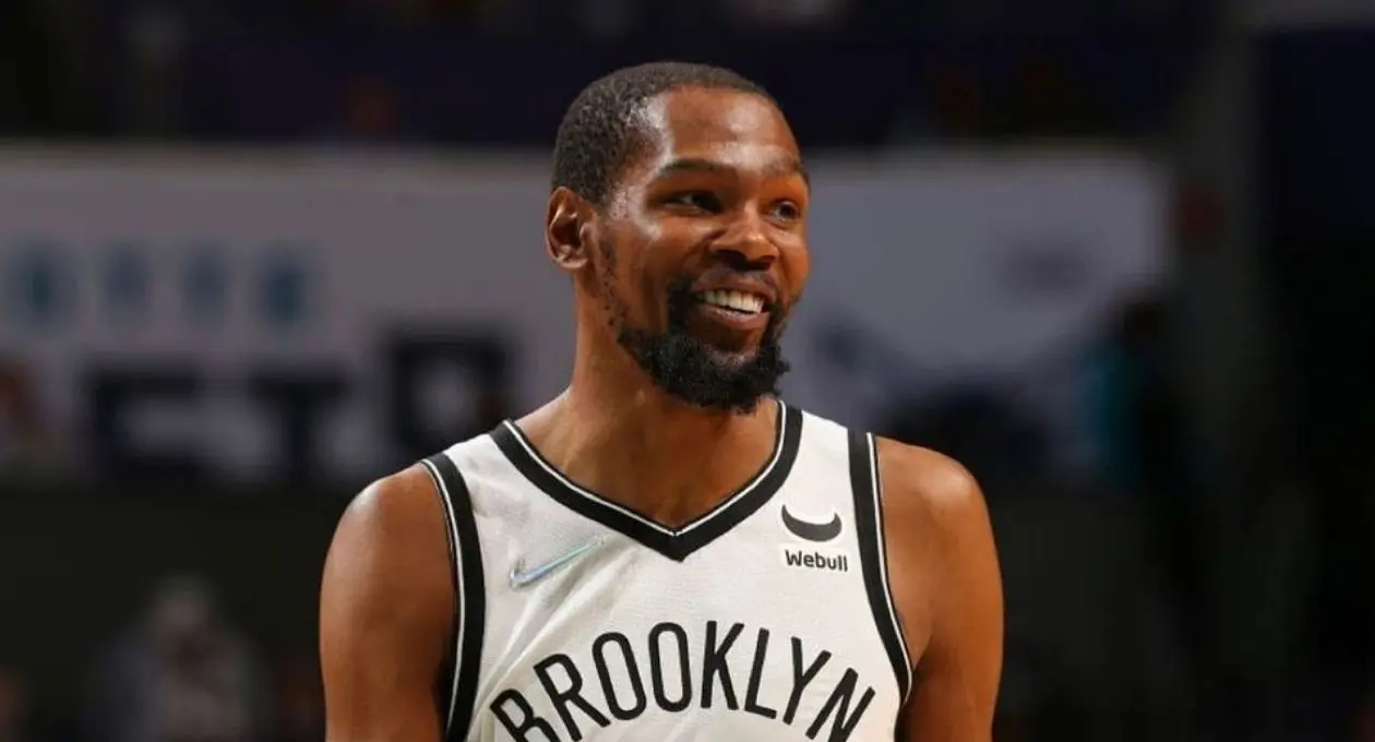 Kevin Durant, jugador de la NBA, es uno de los mejores aleros que tiene la Liga y al finalizar cada temporada gana 92.1 millones de dólares.