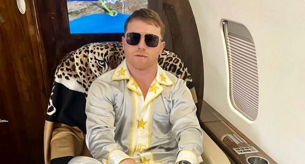 Saúl 'Canelo' Álvarez debutó en el peso Semicompleto con derrota ante Dmitry Bivol, sin embargo, es el mexicano mejor pagado, ya que el tapatío se embolsa cada temporada 90 millones de dólares y supera a Javier Hernández y Carlos Vela, futbolistas que militan en la MLS.