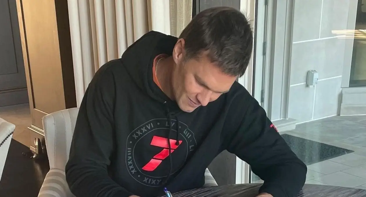 Tom Brady, futbolistas de la NFL, pese a que se había retirado del profesionalismo, el quarterback gana 83.9 millones de dólares al año.