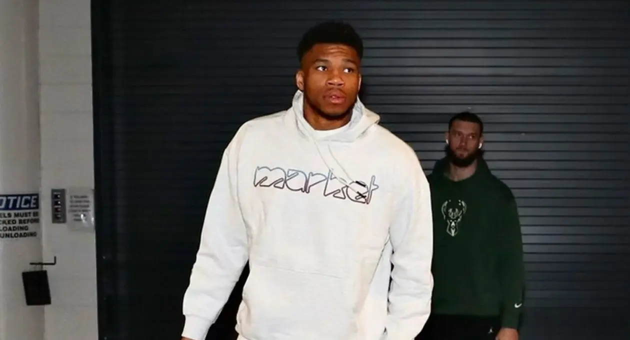 Giannis Antetokounmpo, jugador de los Milwaukee Bucks de la NBA, cobra un sueldo anual de 80.9 millones de dólares.