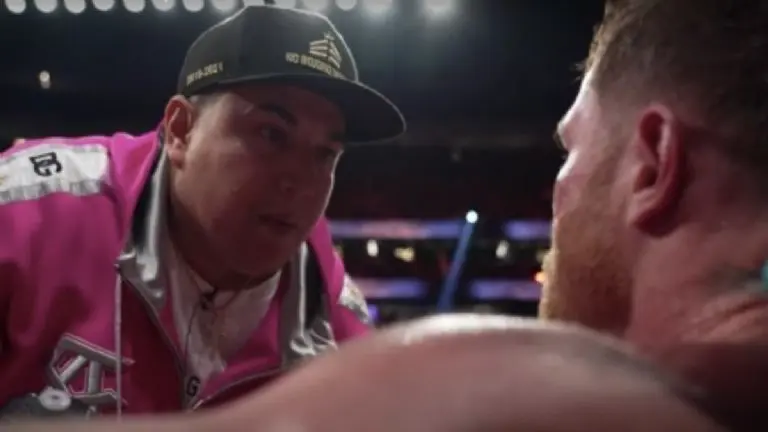 Saúl 'Canelo' Álvarez recibiendo instrucciones en su esquina