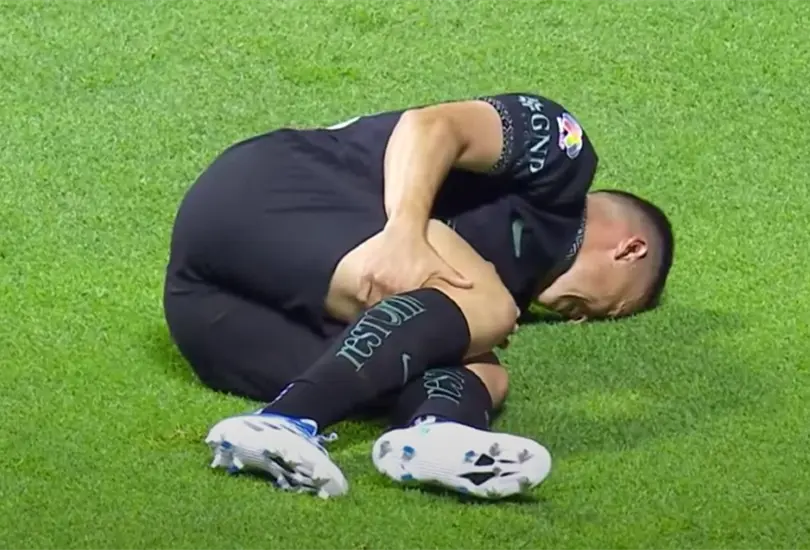 Federico Vi&ntilde;as sali&oacute; lastimado del Am&eacute;rica vs Puebla