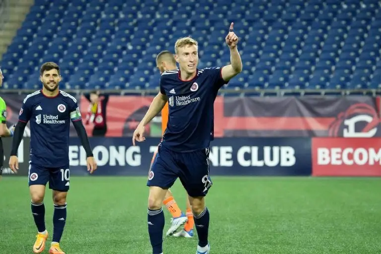 Adam Buksa celebra con su equipo - @adambuksaa