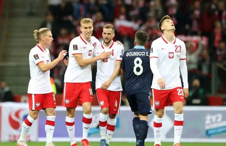 Selección de Polonia en juego - @adambuksaa