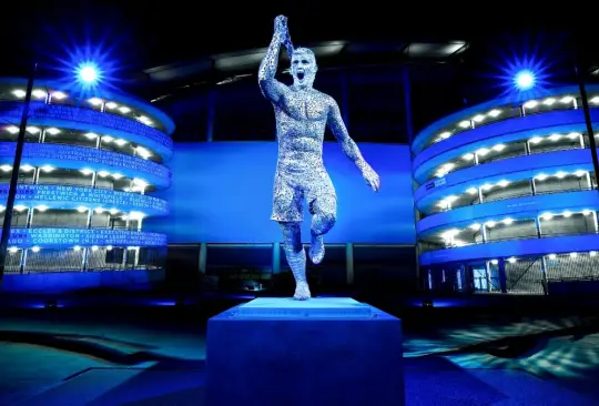 Manchester City presentó la estatua de Kun Agüero