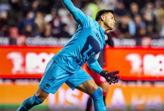 Alfredo Talavera en un juego con Pumas.