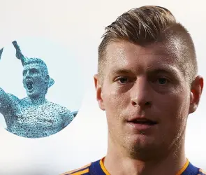 Toni Kroos se burla de su parecido con la estatua del Kun Agüero