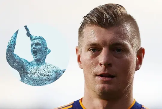 Kroos hizo referencia a su persona con la estatua de Agüero.