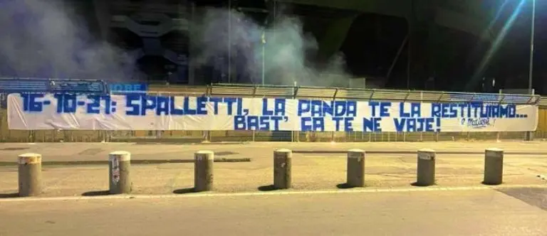 Los Ladrones colgaron la manta a las afueras del Estadio Diego Armando Maradona. Foto: Twitter @SaqueDeMetaCO