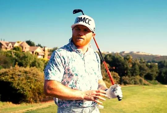 El Canelo en diversas ocasiones se le ha visto jugando al golf con otras personalidades del deporte.