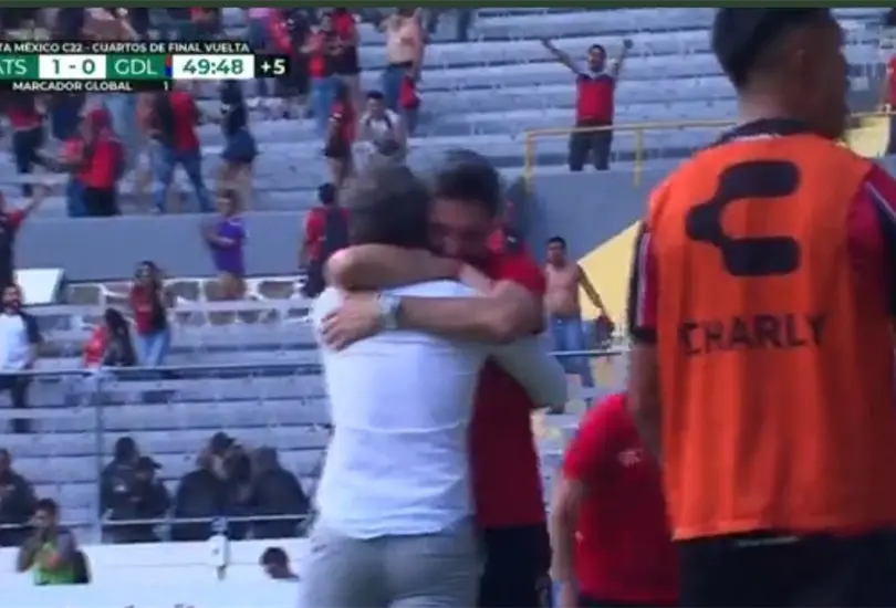 Atlas toma ventaja ante Chivas en la agon&iacute;a del primer tiempo